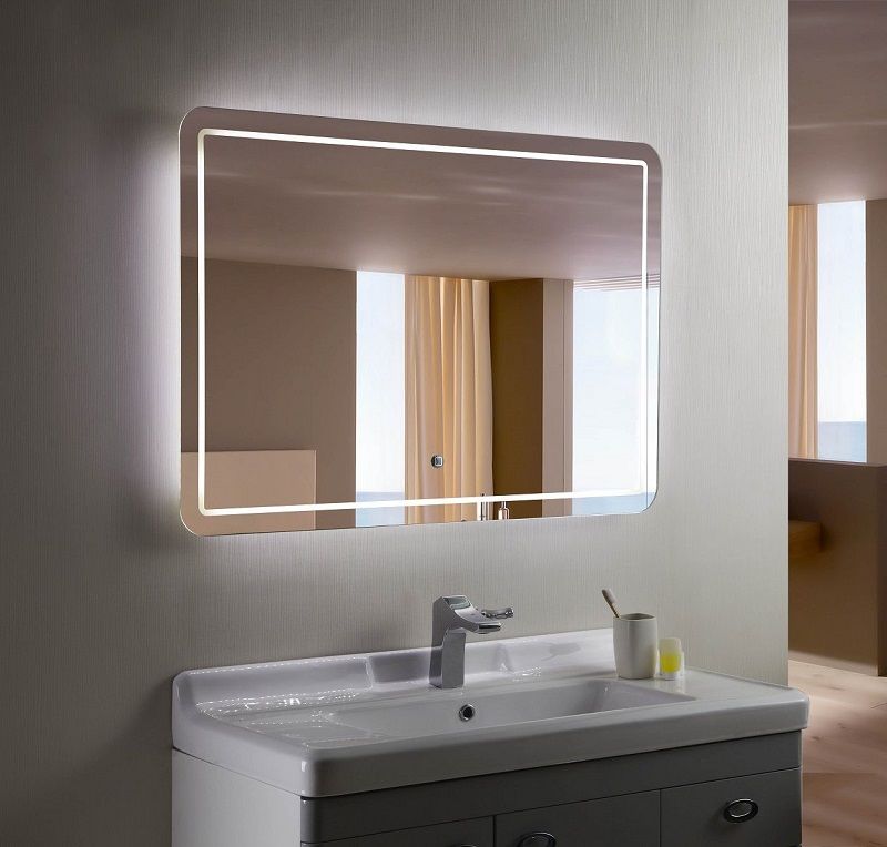Установленное зеркало в ванной